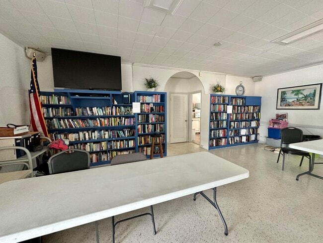 Building Photo - 6 Garden St