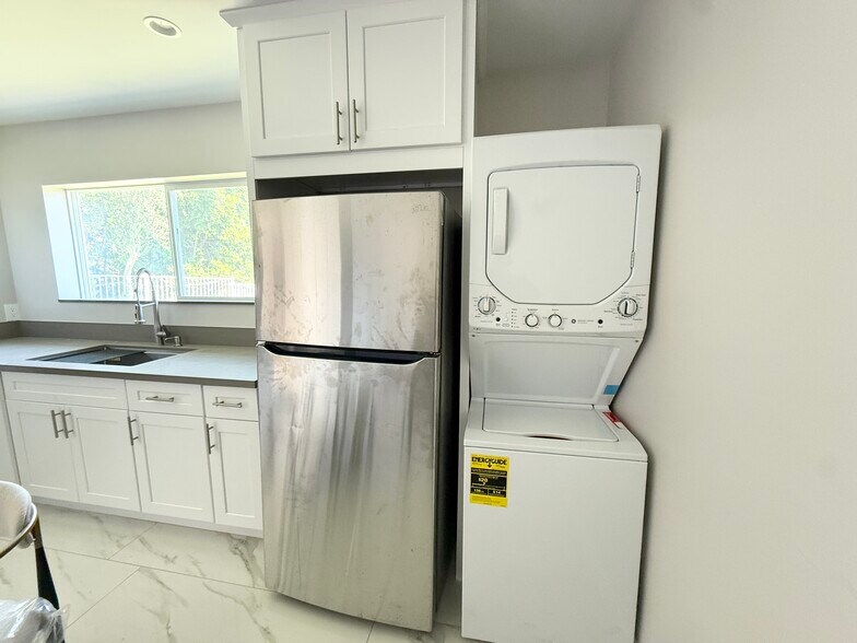 Building Photo - 8431 Oso Ave