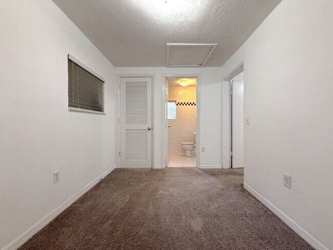 Building Photo - 2/2 Home in College Park with lots of char...
