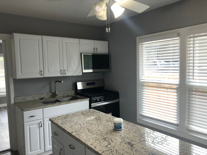 Building Photo - 136 W Ridgewood Ct