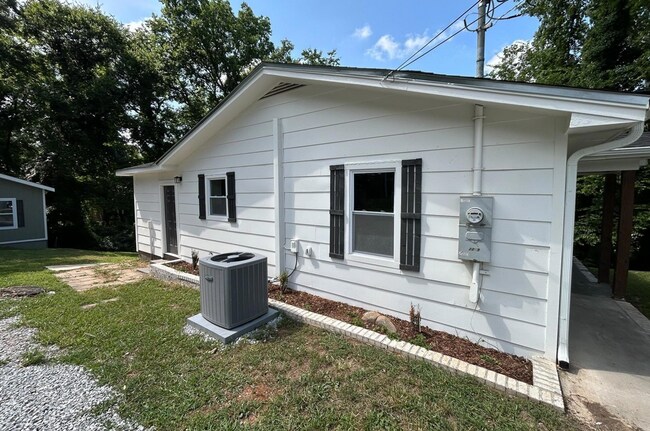 Building Photo - Modern 2BR/1.5BA Property with Renovated Interior and Unique Bonus Spaces