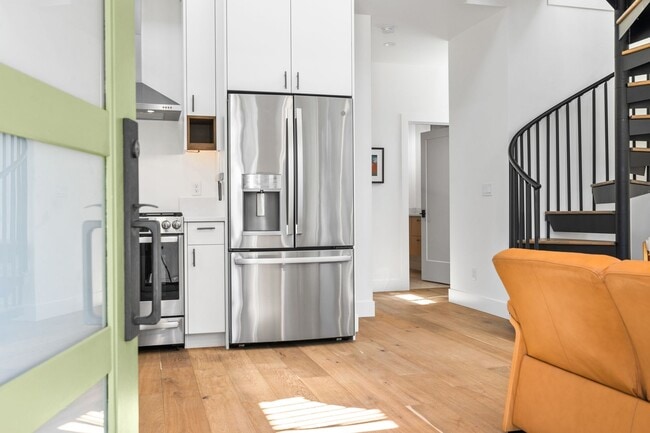 Building Photo - 142 SW Roosevelt Ave