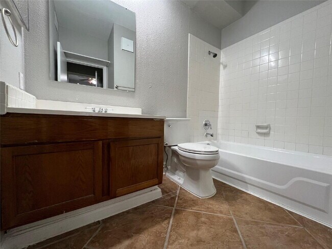 Building Photo - 2 Bed Condo in 77054 Near Texas Medical Center + Gated Community