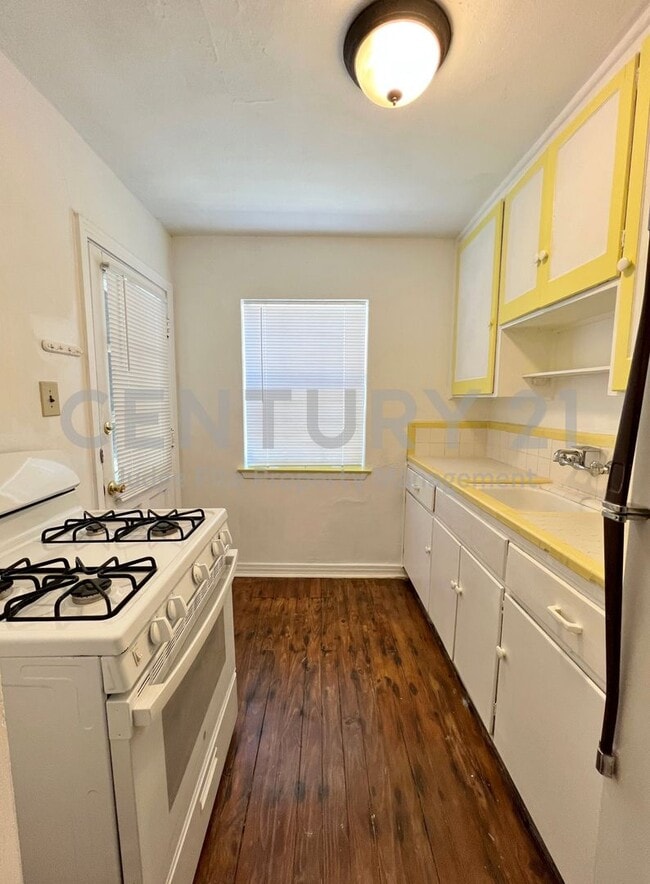 Building Photo - Cozy and Affordable 1/1 Duplex in Denton F...