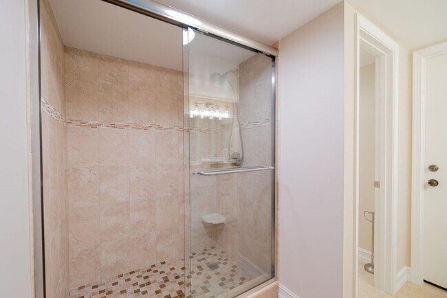 Building Photo - 11355 Pond View Dr