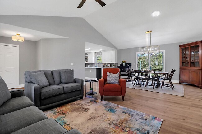 Building Photo - Immaculate, fully furnished property with lake views. Available for 6 to 12 month lease