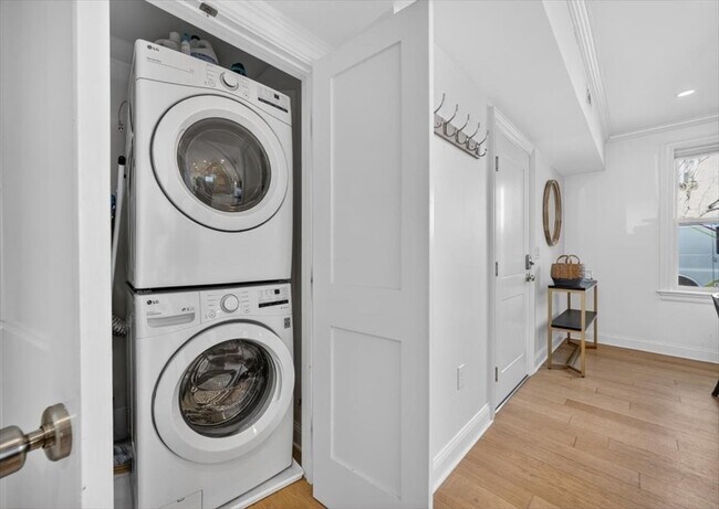 Building Photo - 521 E 8th St