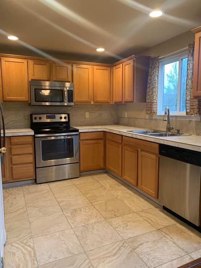 Building Photo - Great 3BD 2.5BA Fisher's Landing! Large Fe...