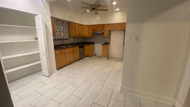 Building Photo - 7324 S Oglesby Ave