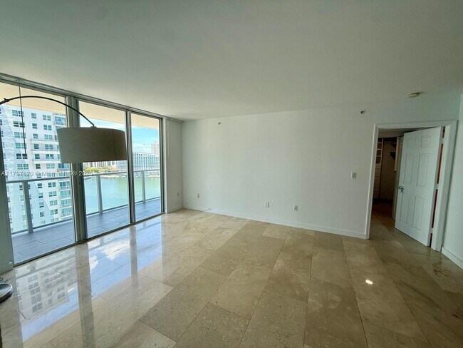 Building Photo - 1155 Brickell Bay Dr
