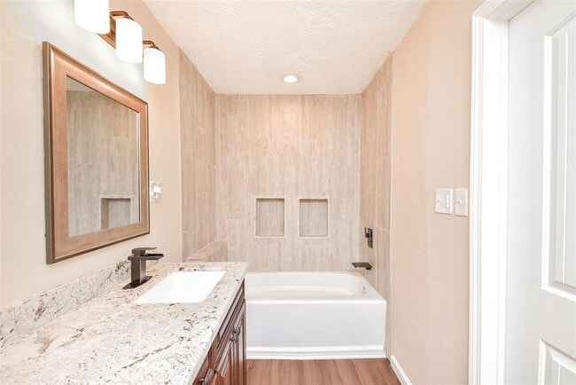 Building Photo - 2910 Colonial Dr