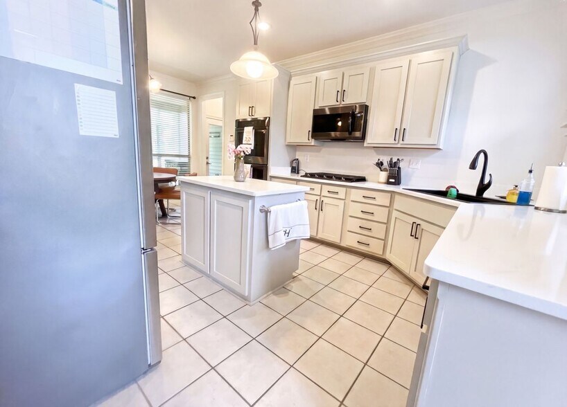 Building Photo - 302 Cherokee Rose Ln