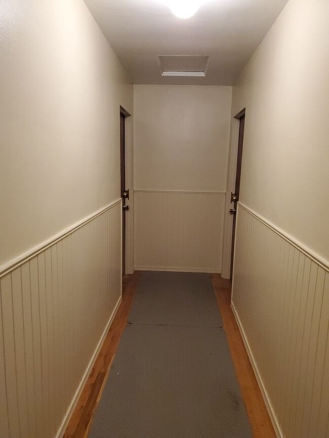 Building Photo - Classic One Bedroom, One Bathroom Apartmen...