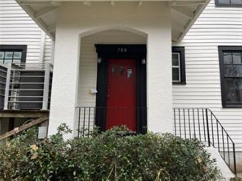 Entrance - 700 Florida Blvd