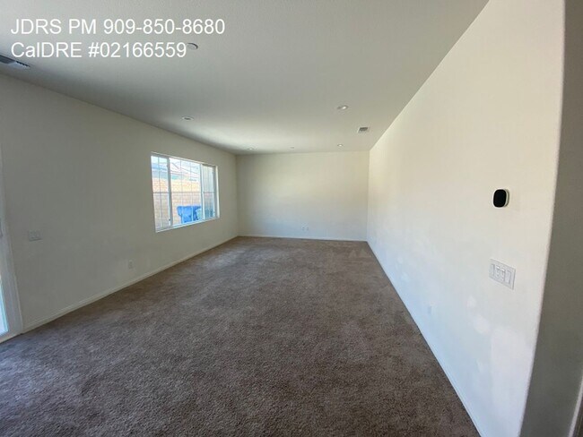 Building Photo - Ontario 4 Bedroom Home