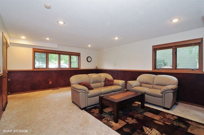 Building Photo - Spacious 5BR Home on Cul-de-Sac – Available June 1