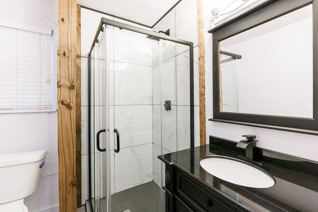 Building Photo - "Spacious 4-Bedroom Haven with 2 Full Bath...