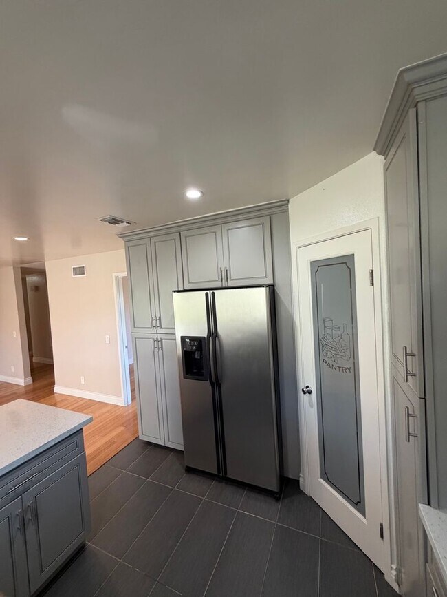 Building Photo - Beautiful 3 Bedroom Home in Avocado Heights