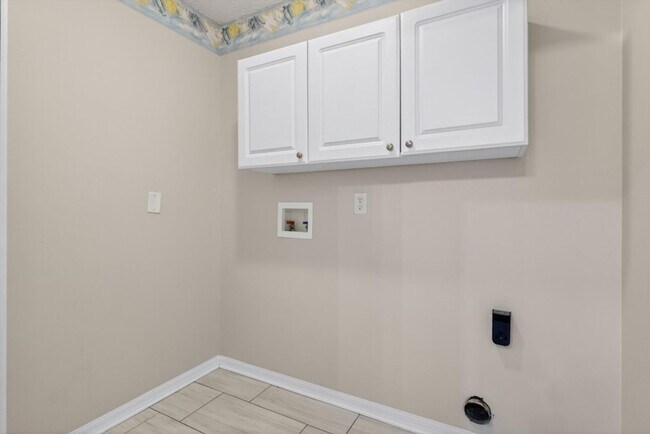 Building Photo - Middleburg Home with Office Space
