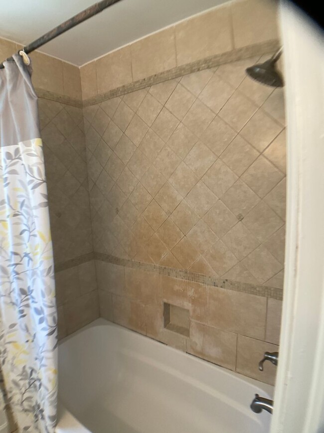 Building Photo - Adorable Bungalow Next to Downtown Raleigh!