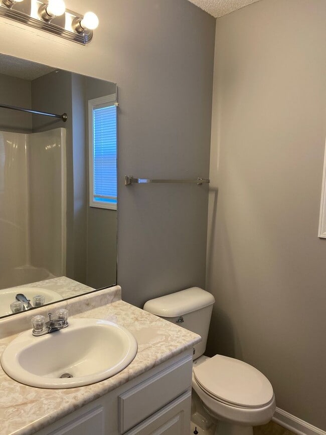 Building Photo - Great Rental....3/2 Bath, near playground,...
