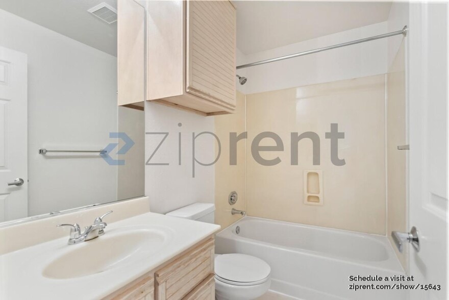 Building Photo - 425 Navaro Way