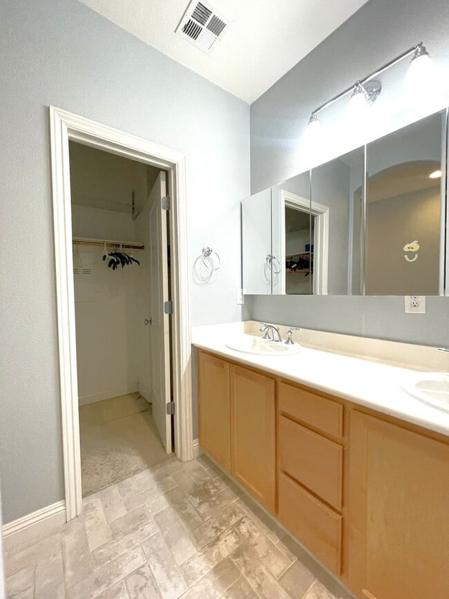 Building Photo - Stunning 3 Bedroom 2.5 Bath Town Home in p...