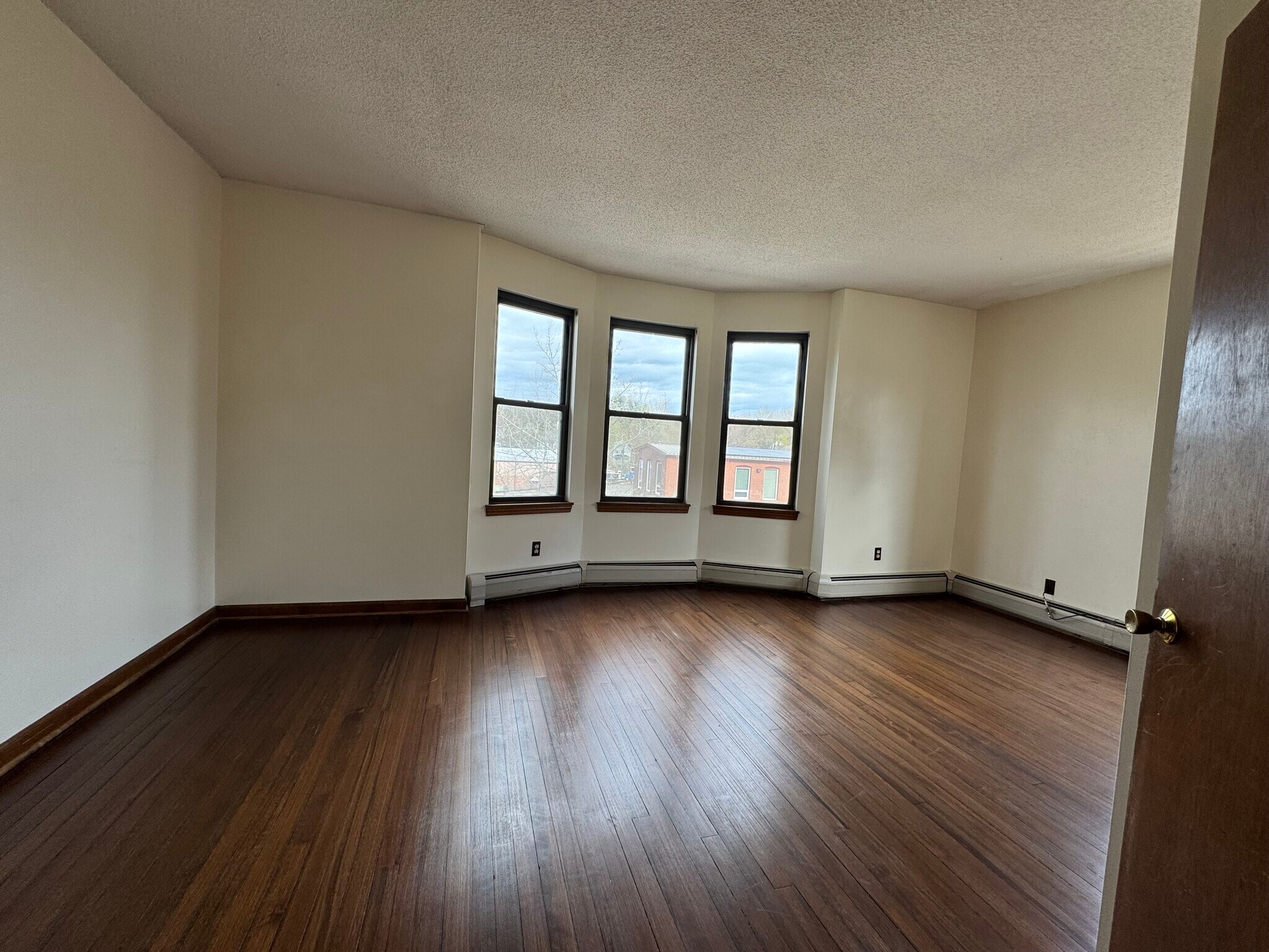 Large main bedroom with bay windows and closet - 67 E Main St