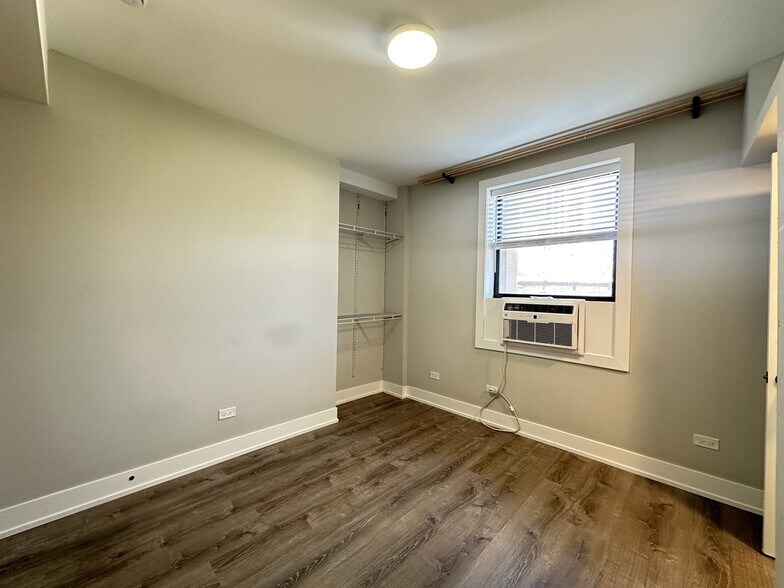 Building Photo - 553 W Belmont Ave