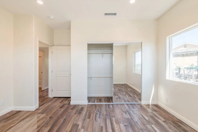 Building Photo - 3258 Dundas St