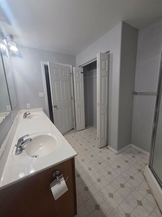 Building Photo - 906 Whitetail Ct