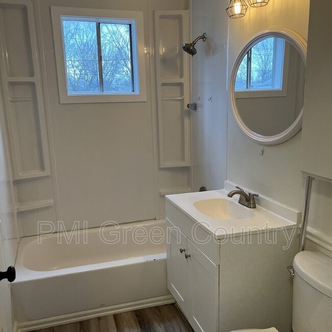 Building Photo - 1220 N Urbana Ave