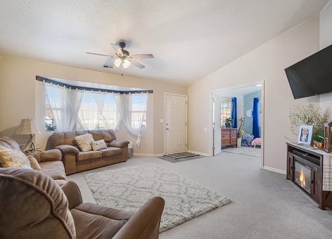 Building Photo - Charming 3 Townhome Close to Shopping