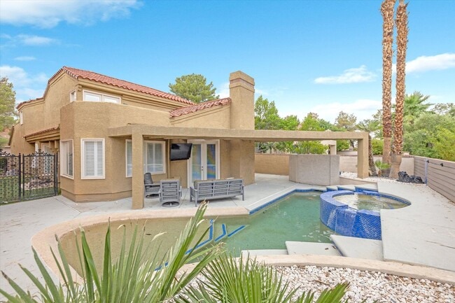 Building Photo - Spanish Trails Pool Home