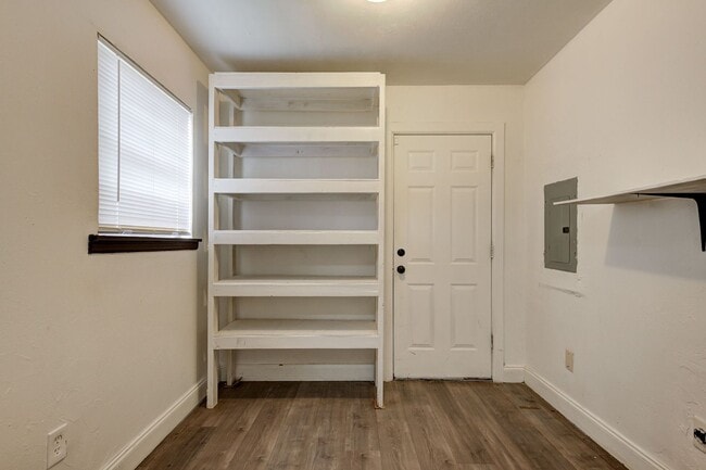 Building Photo - Cozy 2BD/1BTH Home Move In Ready Minutes f...