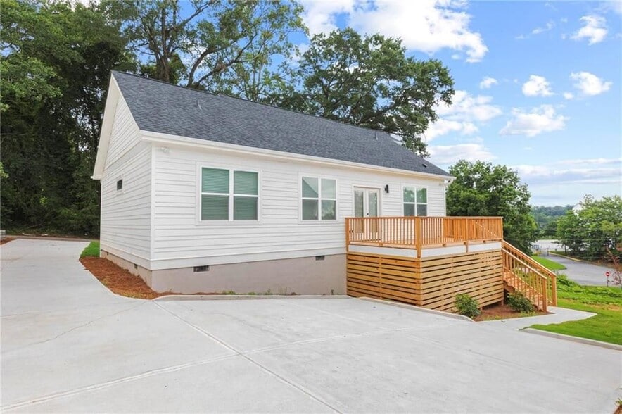 Building Photo - 122 Hilltop Dr SW
