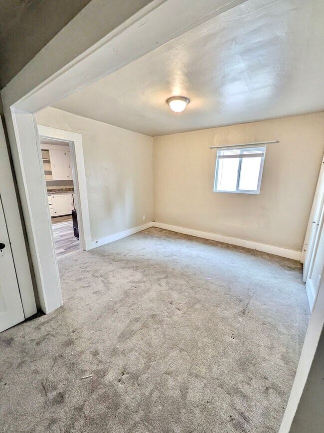 Building Photo - 1833 E 3rd St