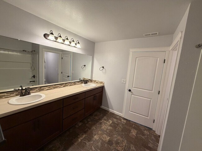 Building Photo - Must See 4 Bedroom!