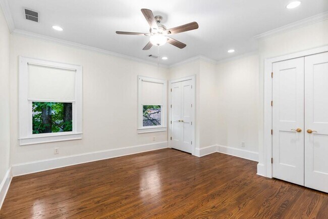 Building Photo - 656 Yorkshire Rd NE