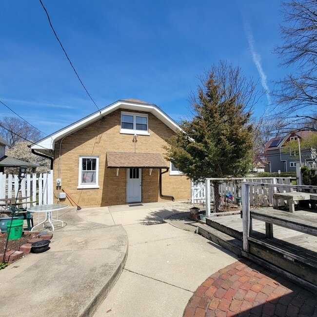 Building Photo - 144 E Pomeroy St