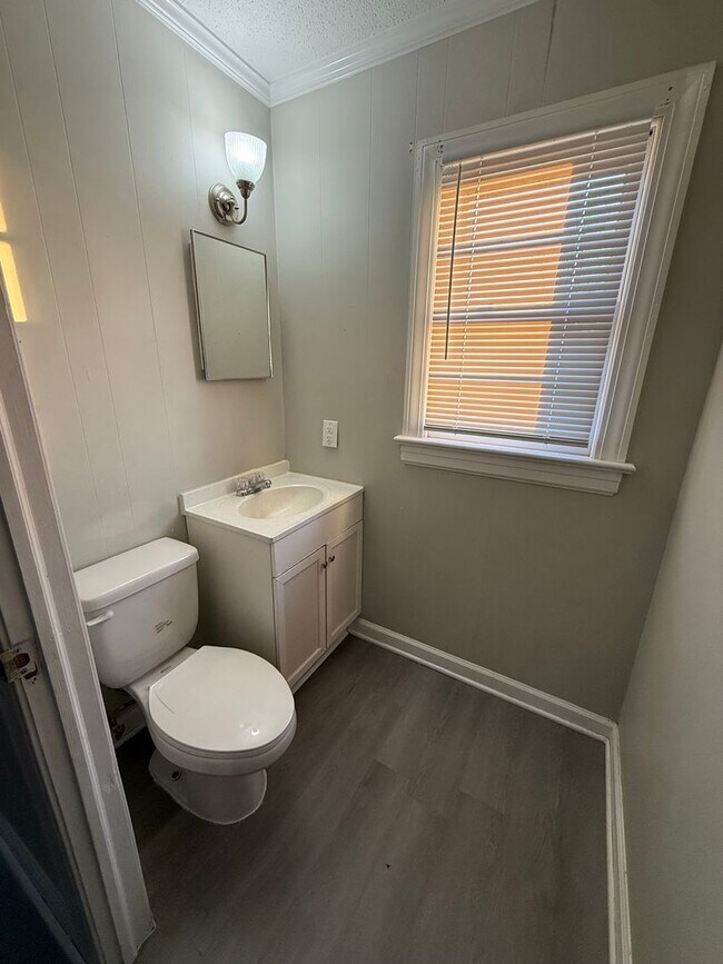 Building Photo - 208 Anderson St