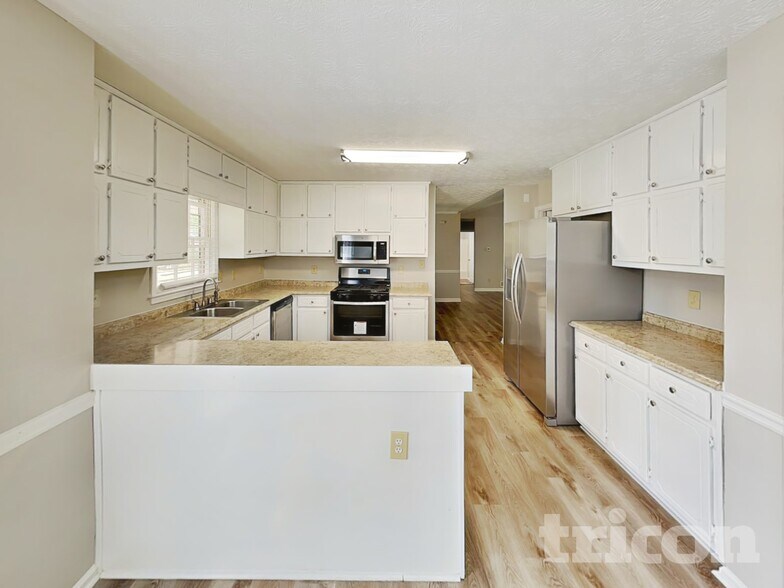 Building Photo - 555 N Oakland Cir