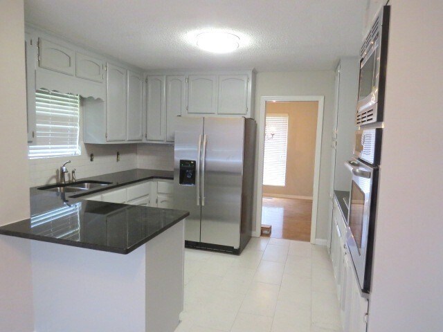 Building Photo - Updated Spacious 3 BR/ 2 BA home in Bluff Park