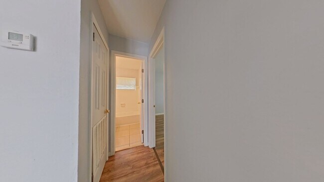 Building Photo - Cute Updated 2/1 with Bonus Room in Fort P...