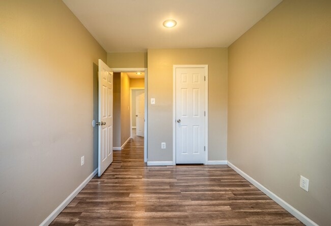 Building Photo - Spacious 3-Level Townhouse with Finished Basement and Fenced Patio