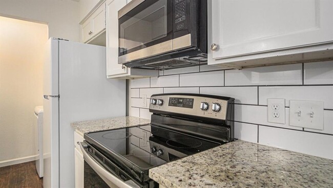 Building Photo - 2107 Mistletoe Ave
