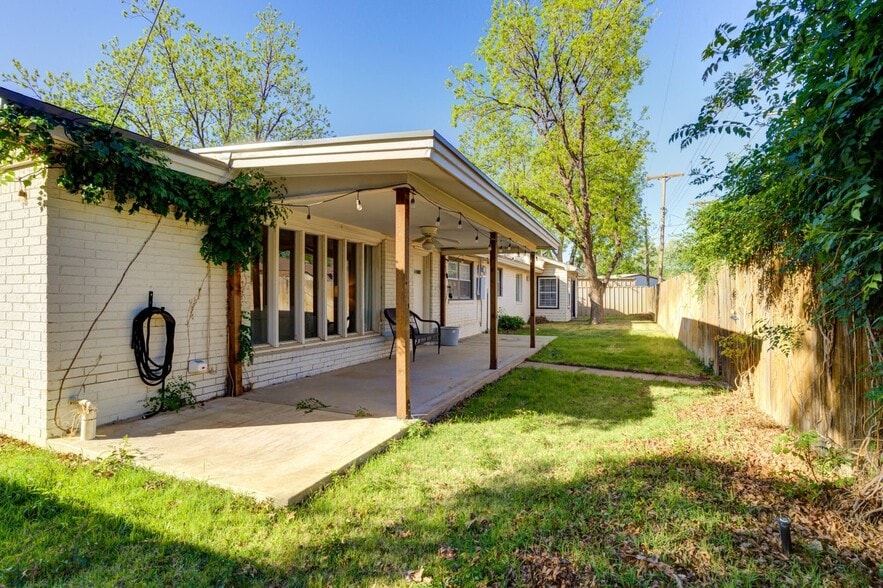 Building Photo - 3824 64th Dr
