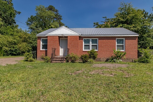 Building Photo - 3 BR | 1 BA Brick Home in Goldsboro - just...
