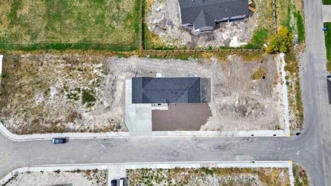 Building Photo - 225 265