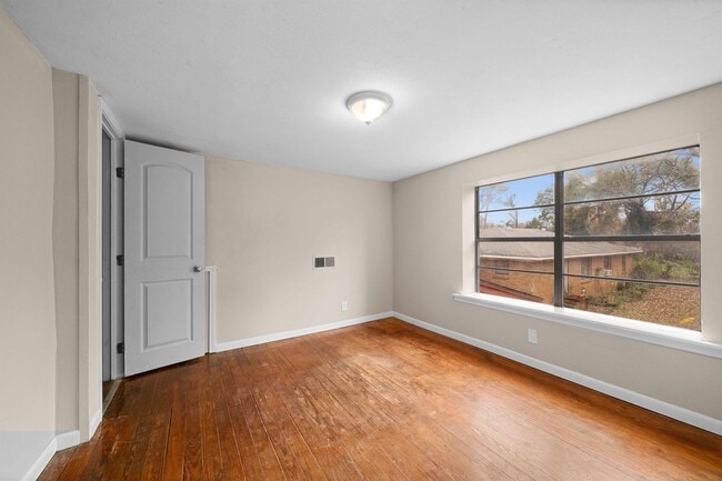 Building Photo - 1522 N Ross Ave